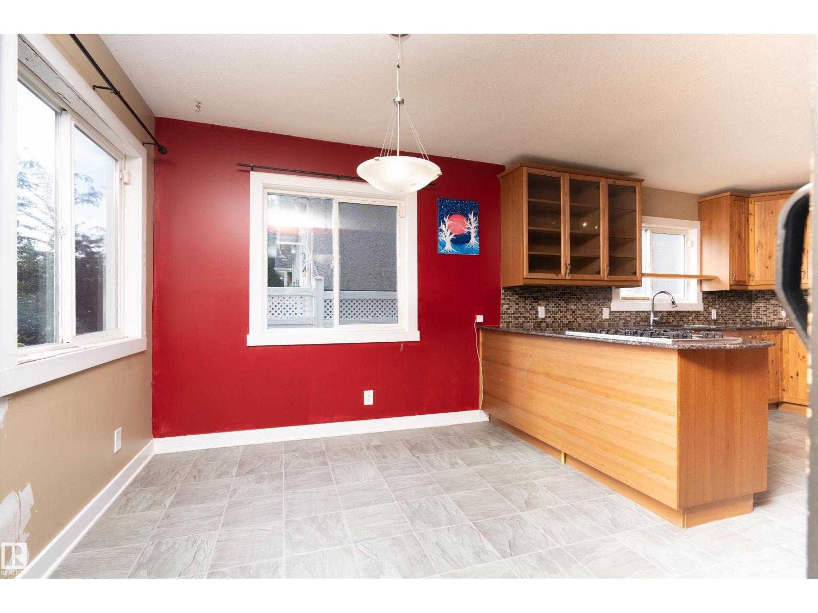 10330 76 St Nw Property Photo 8