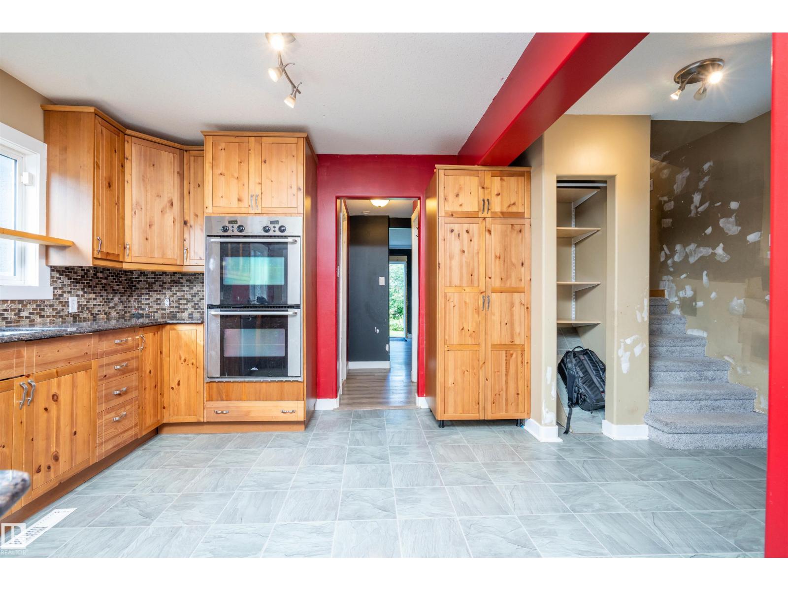 10330 76 St Nw Property Photo 9