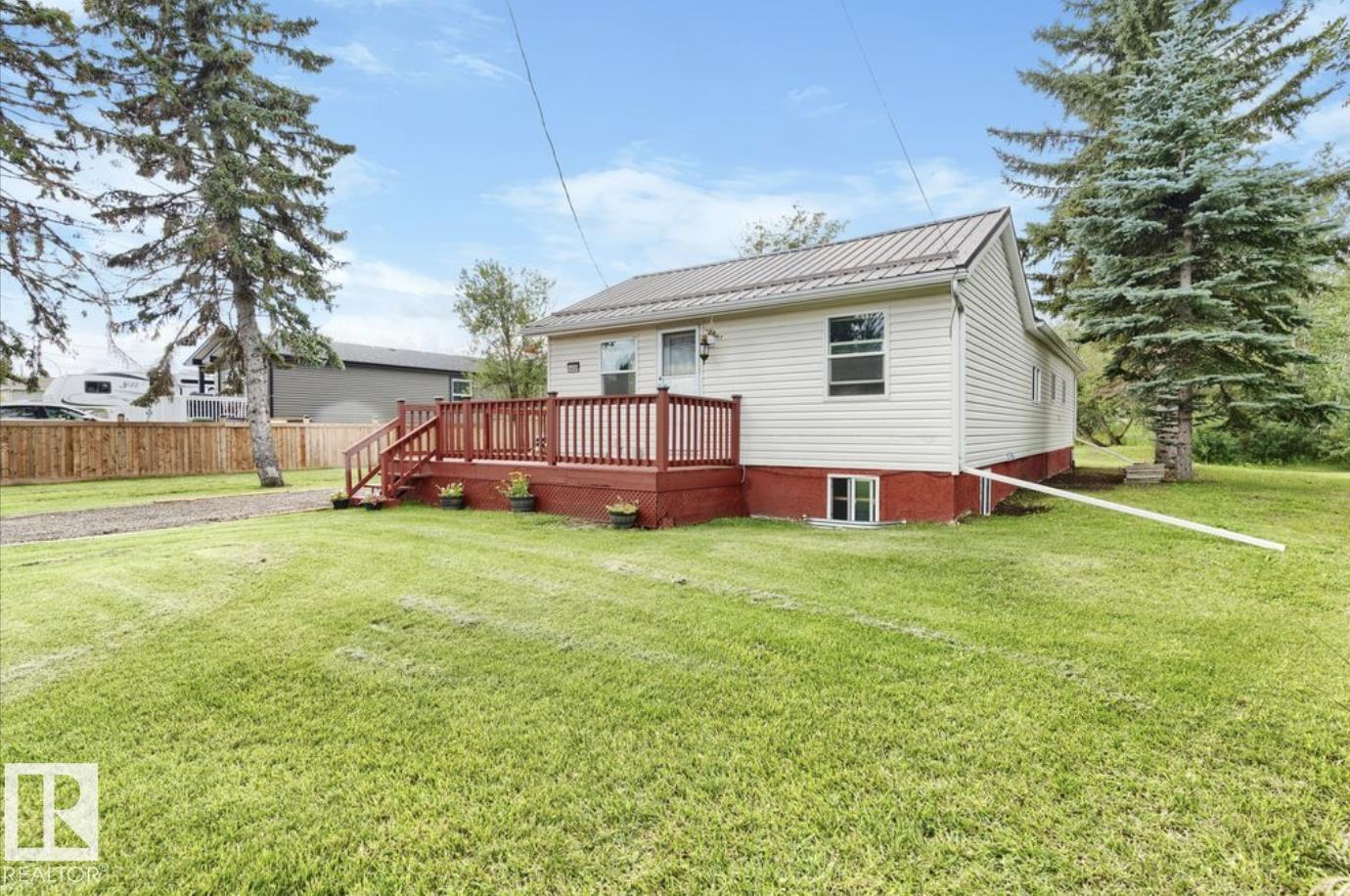 5409 45 St Property Photo 5