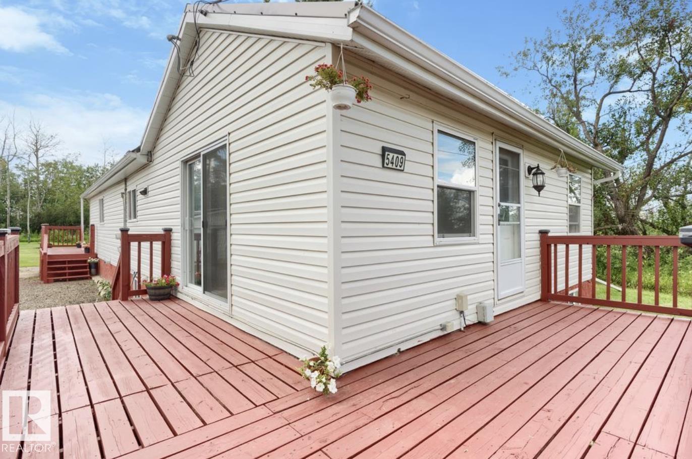 5409 45 St Property Photo 6