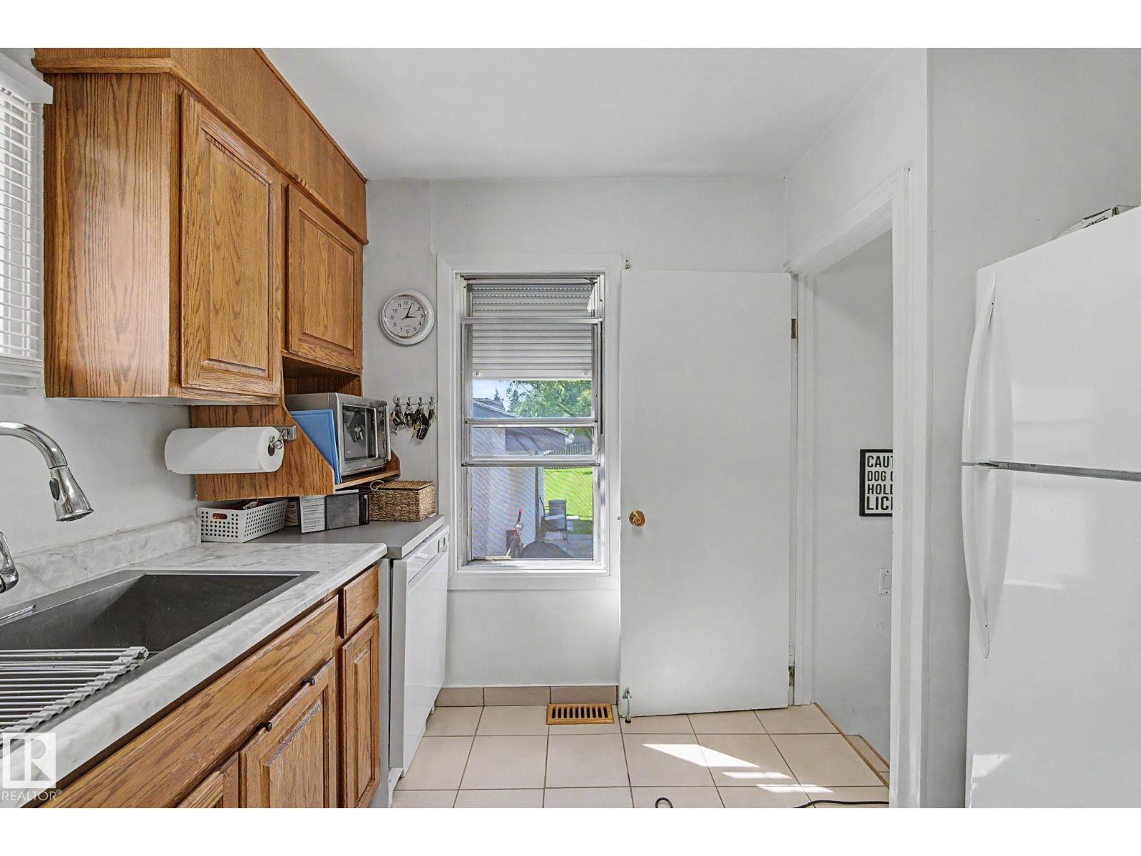 9706 159 St Nw Property Photo 16