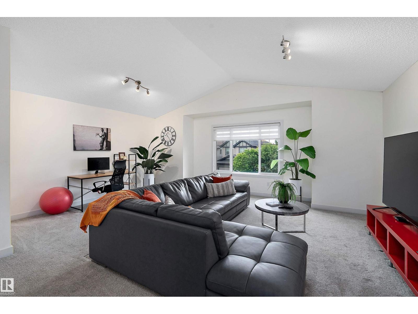 15832 11 Av Sw Property Photo 21