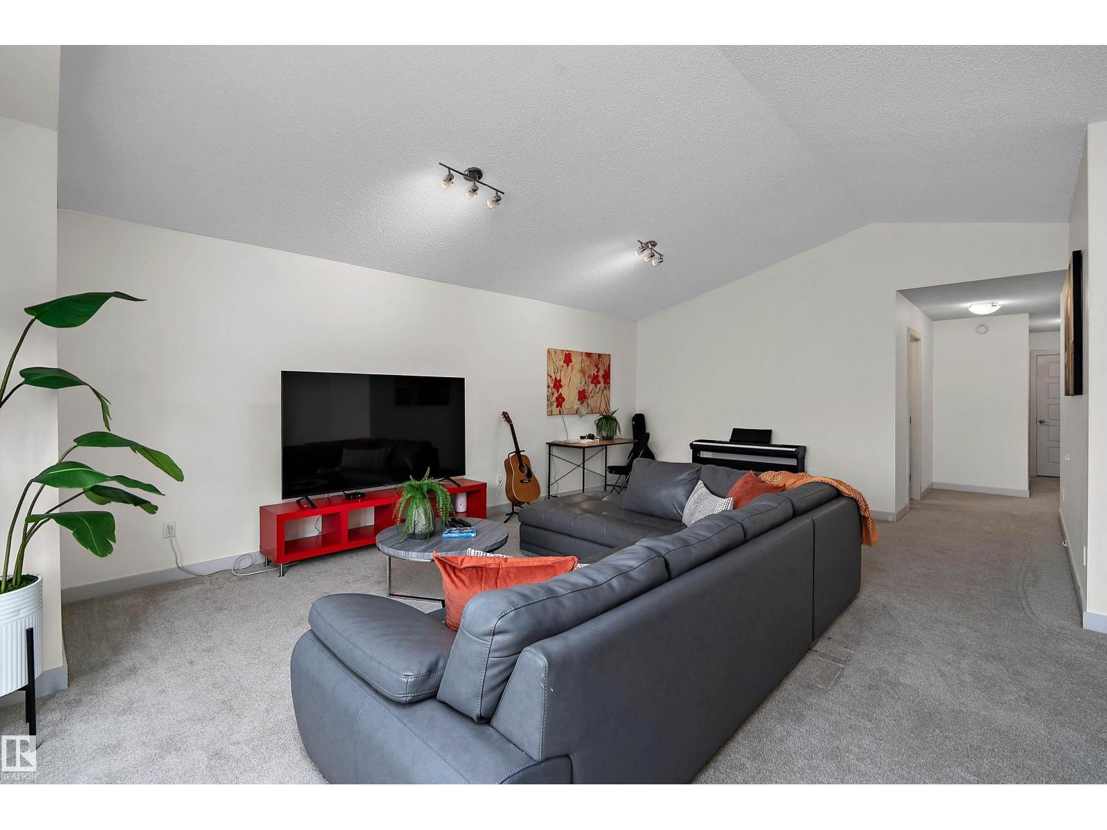 15832 11 Av Sw Property Photo 22