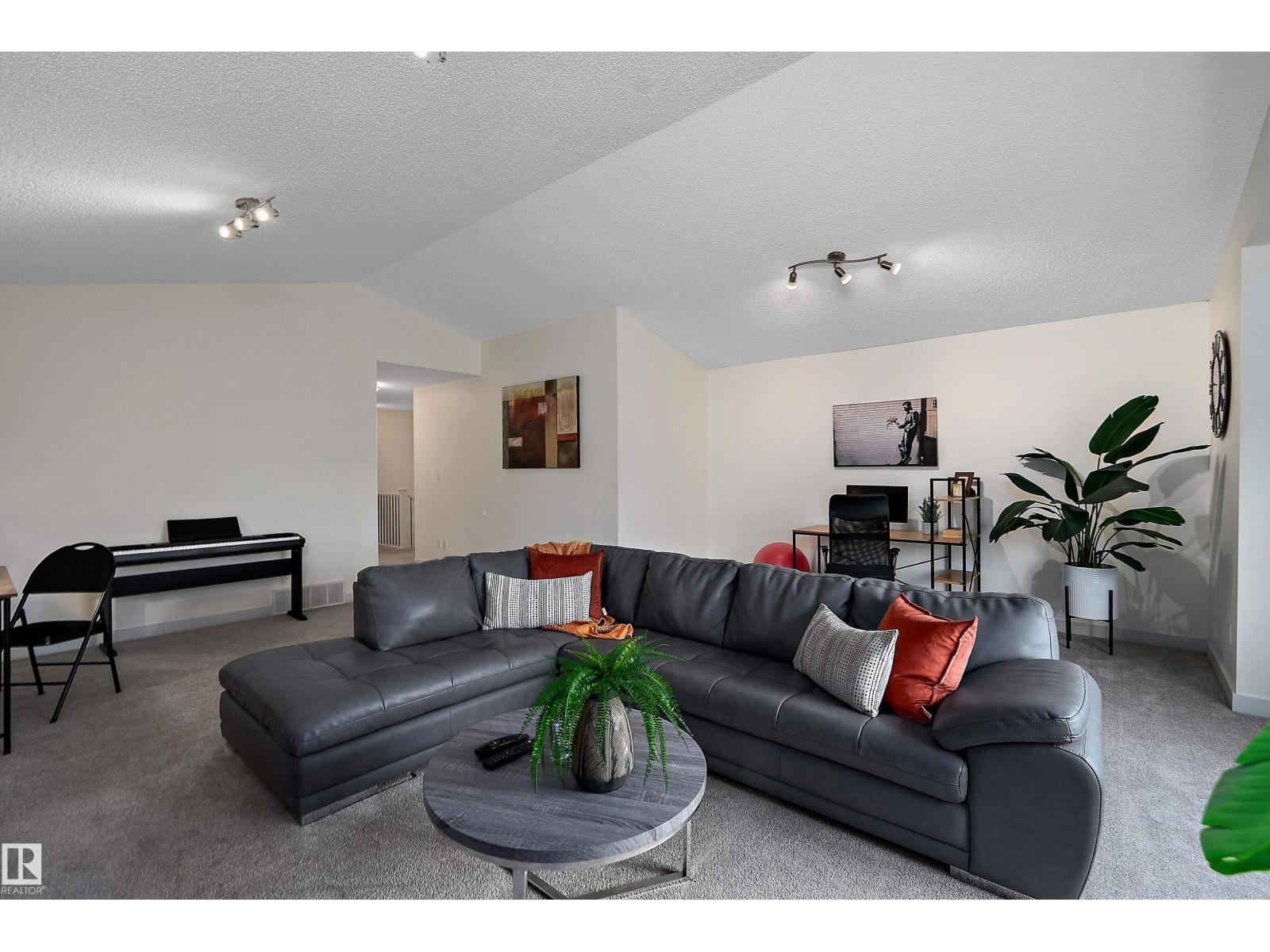 15832 11 Av Sw Property Photo 23