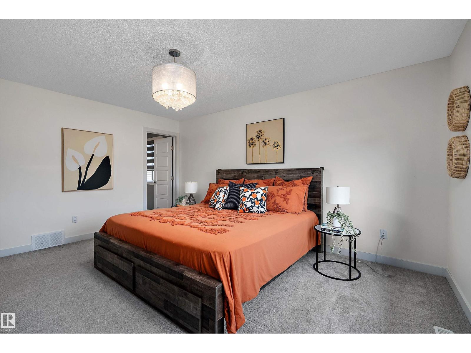 15832 11 Av Sw Property Photo 32
