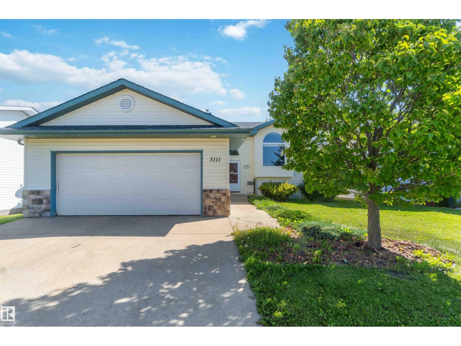 5111 52 St Property Photo 1