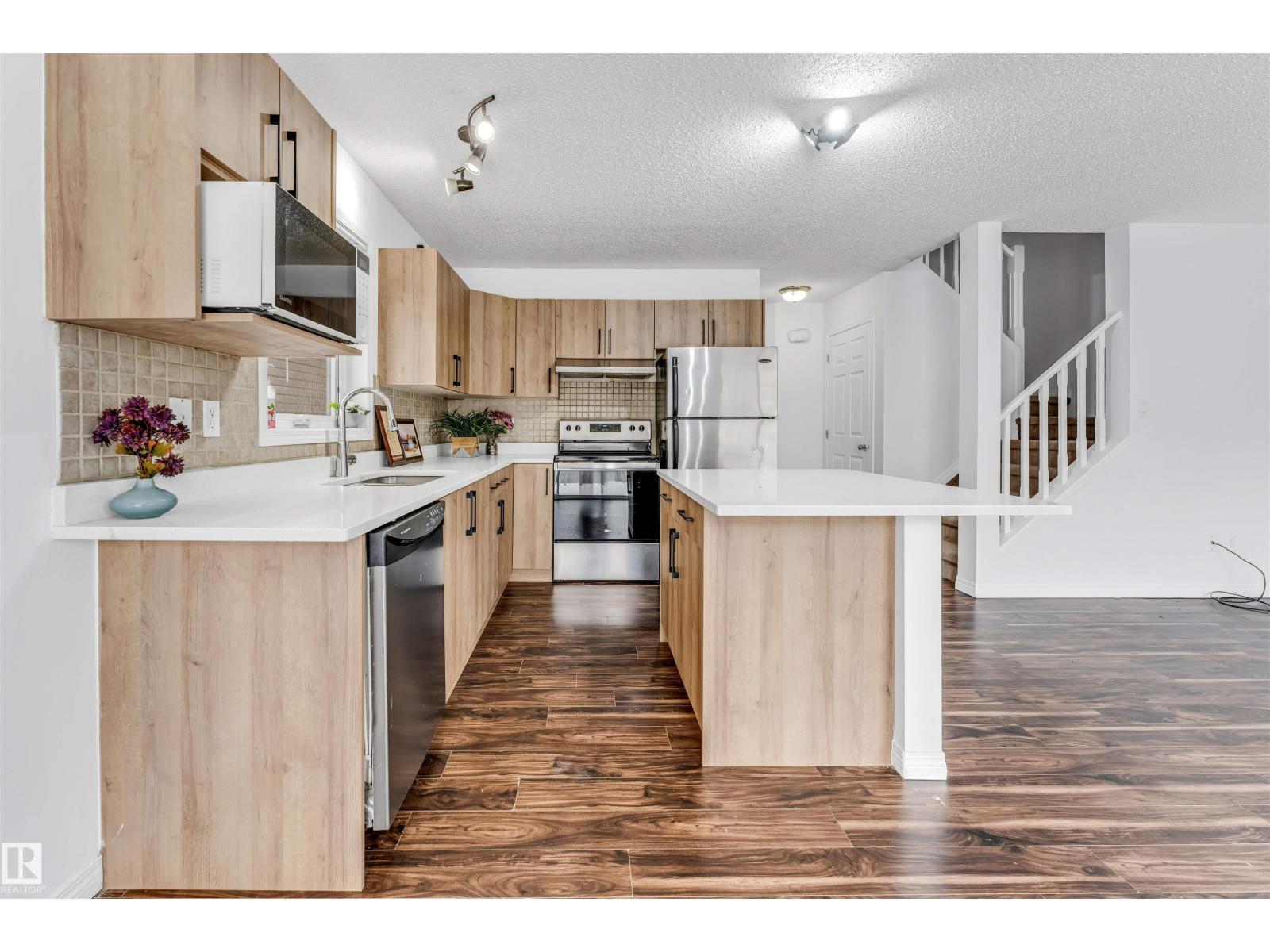 96 4350 23 St Nw Property Photo 3