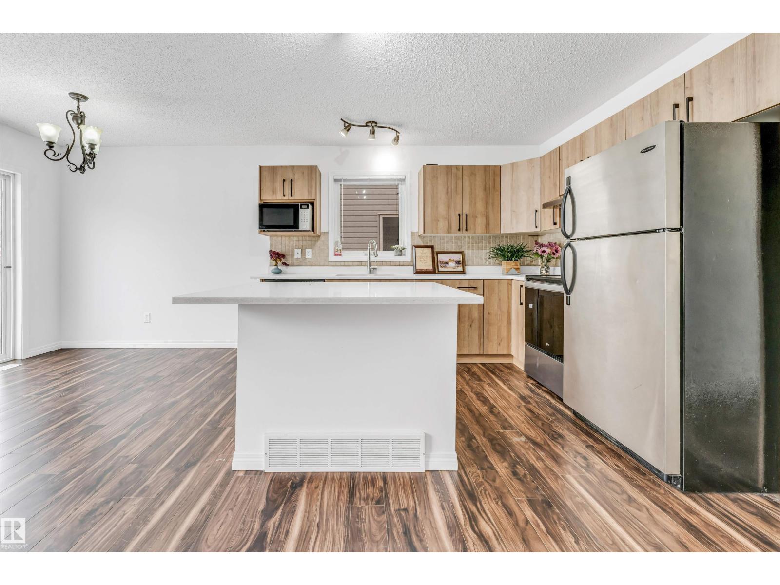 96 4350 23 St Nw Property Photo 6