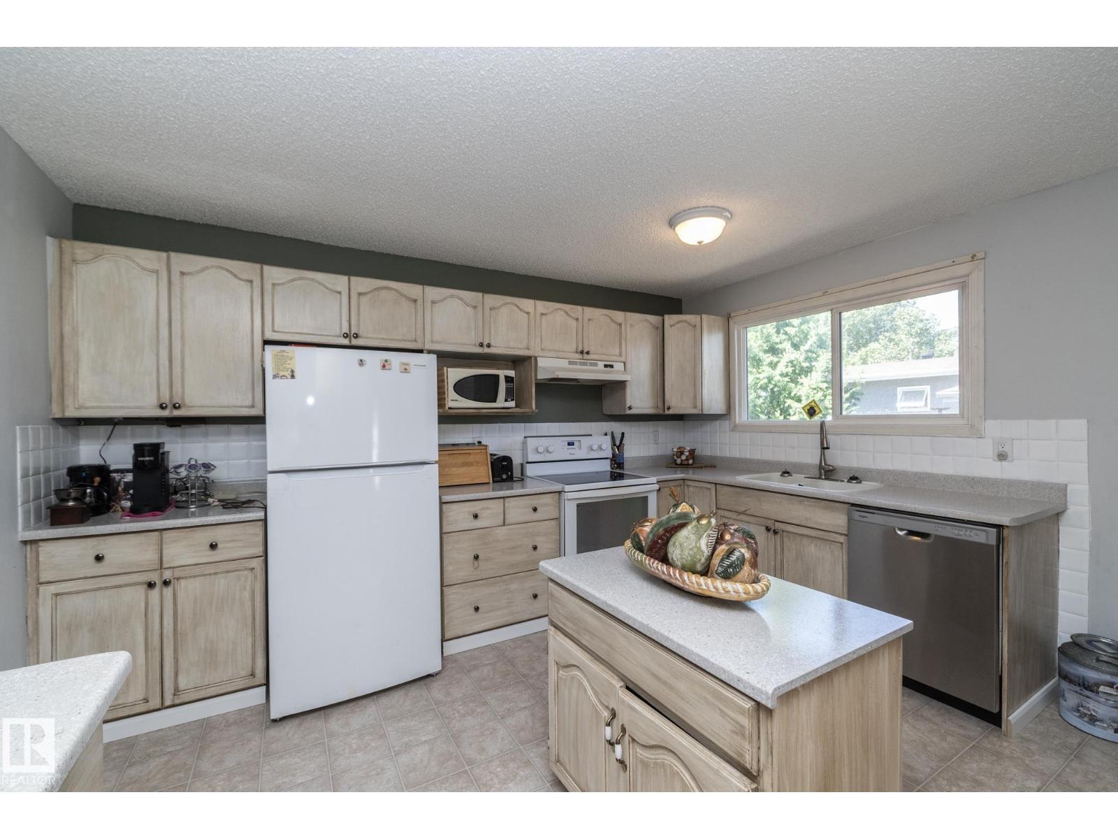 3608 44 St Property Photo 9