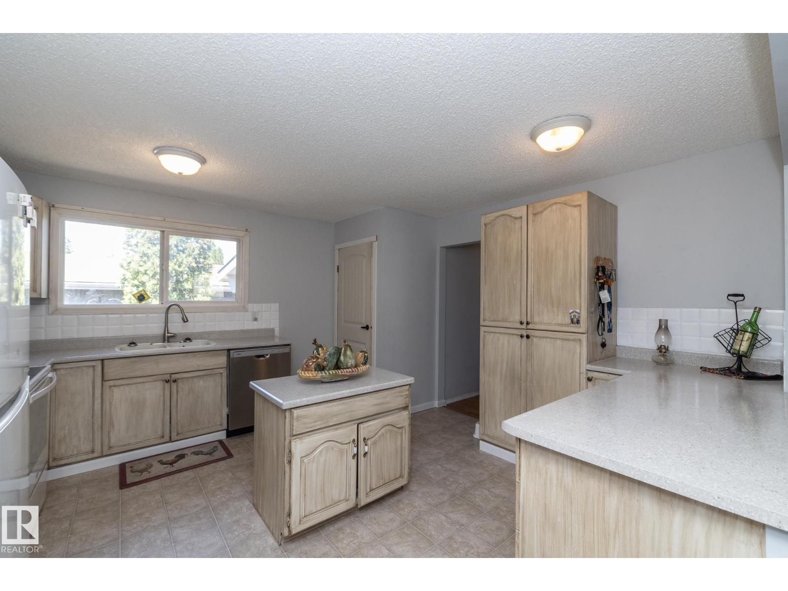 3608 44 St Property Photo 10