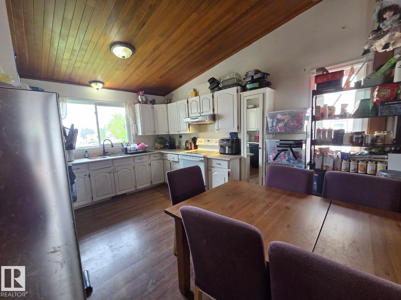 3511 28 Av Nw Property Photo 5