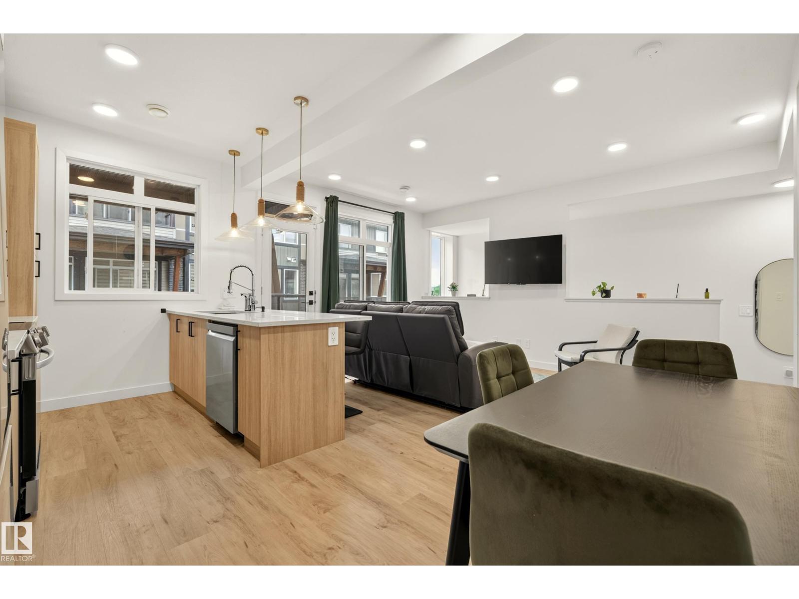 #53 16231 19 Av Sw Property Photo 9