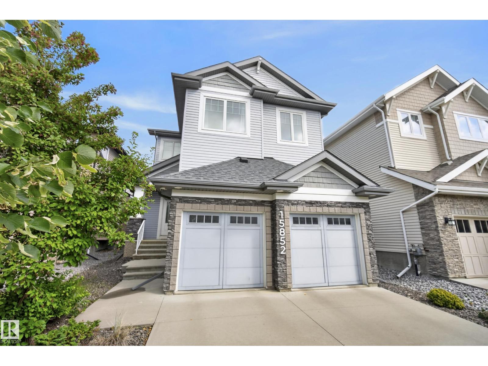 15852 10 Av Sw Property Photo 2