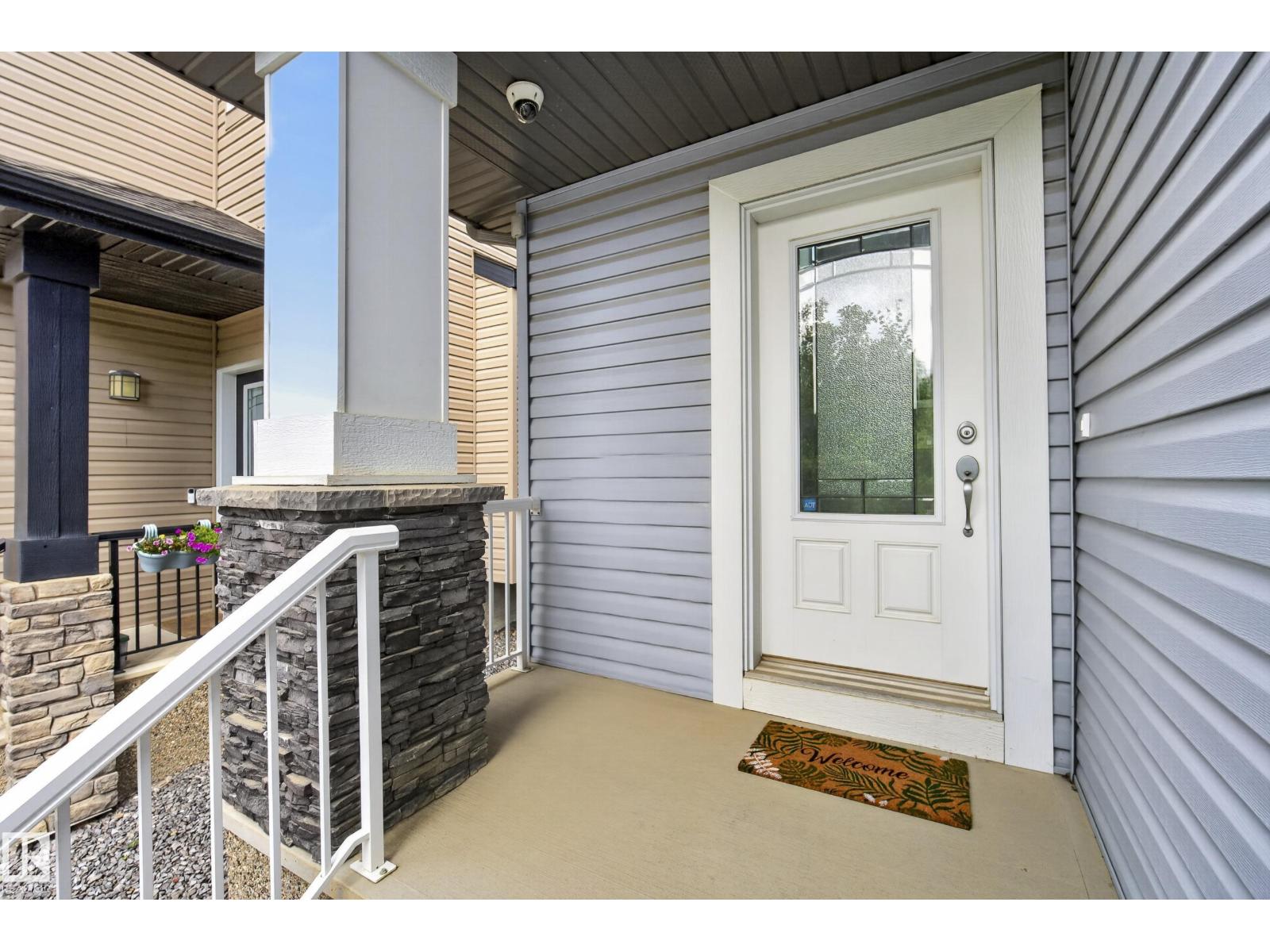 15852 10 Av Sw Property Photo 3