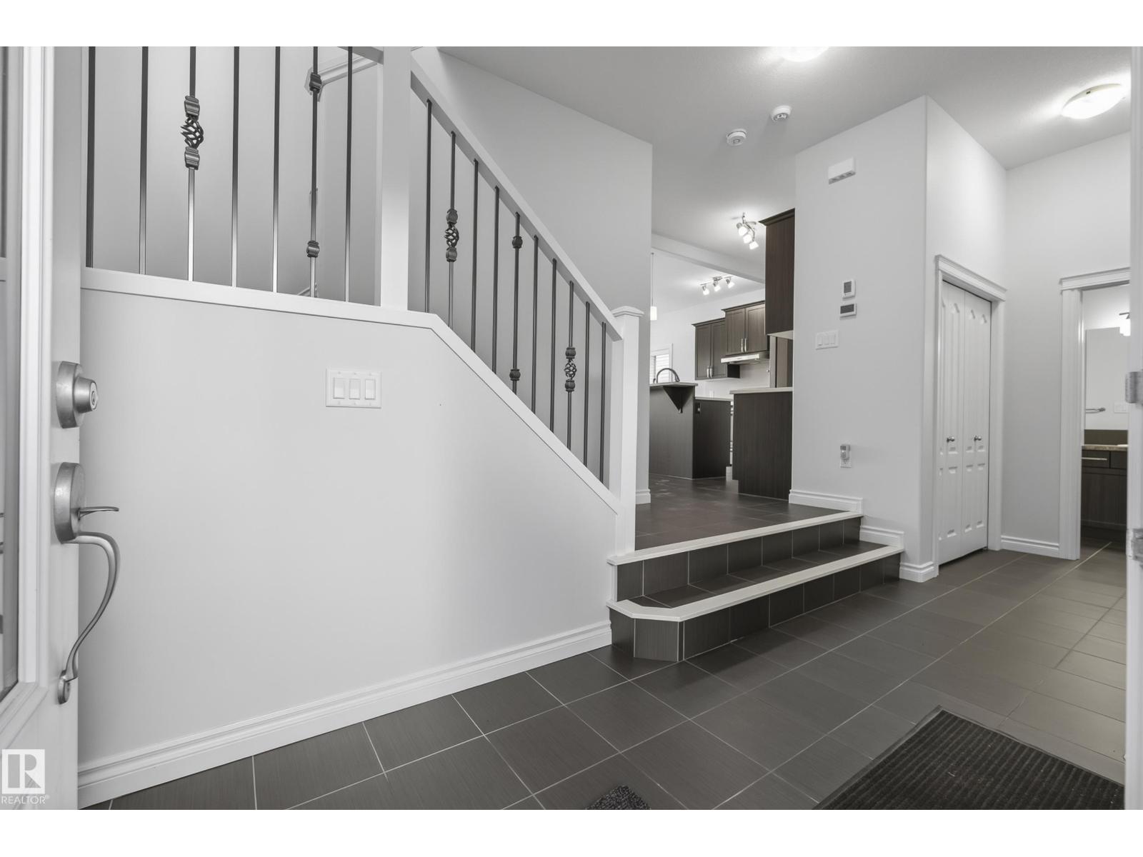 15852 10 Av Sw Property Photo 4