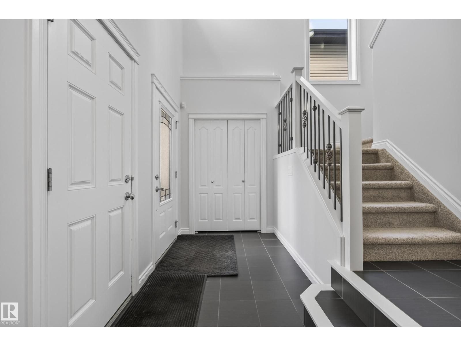 15852 10 Av Sw Property Photo 5