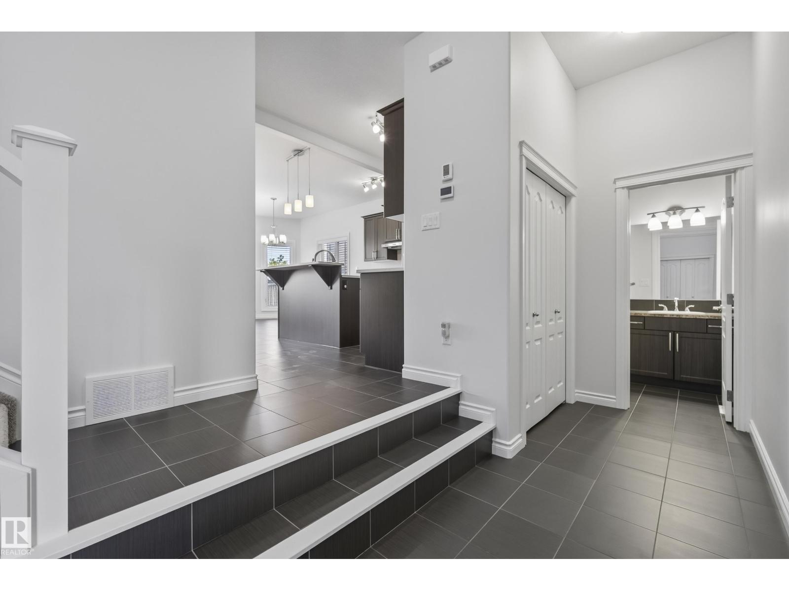 15852 10 Av Sw Property Photo 6