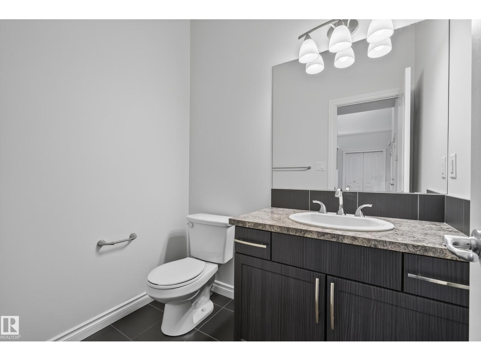 15852 10 Av Sw Property Photo 7