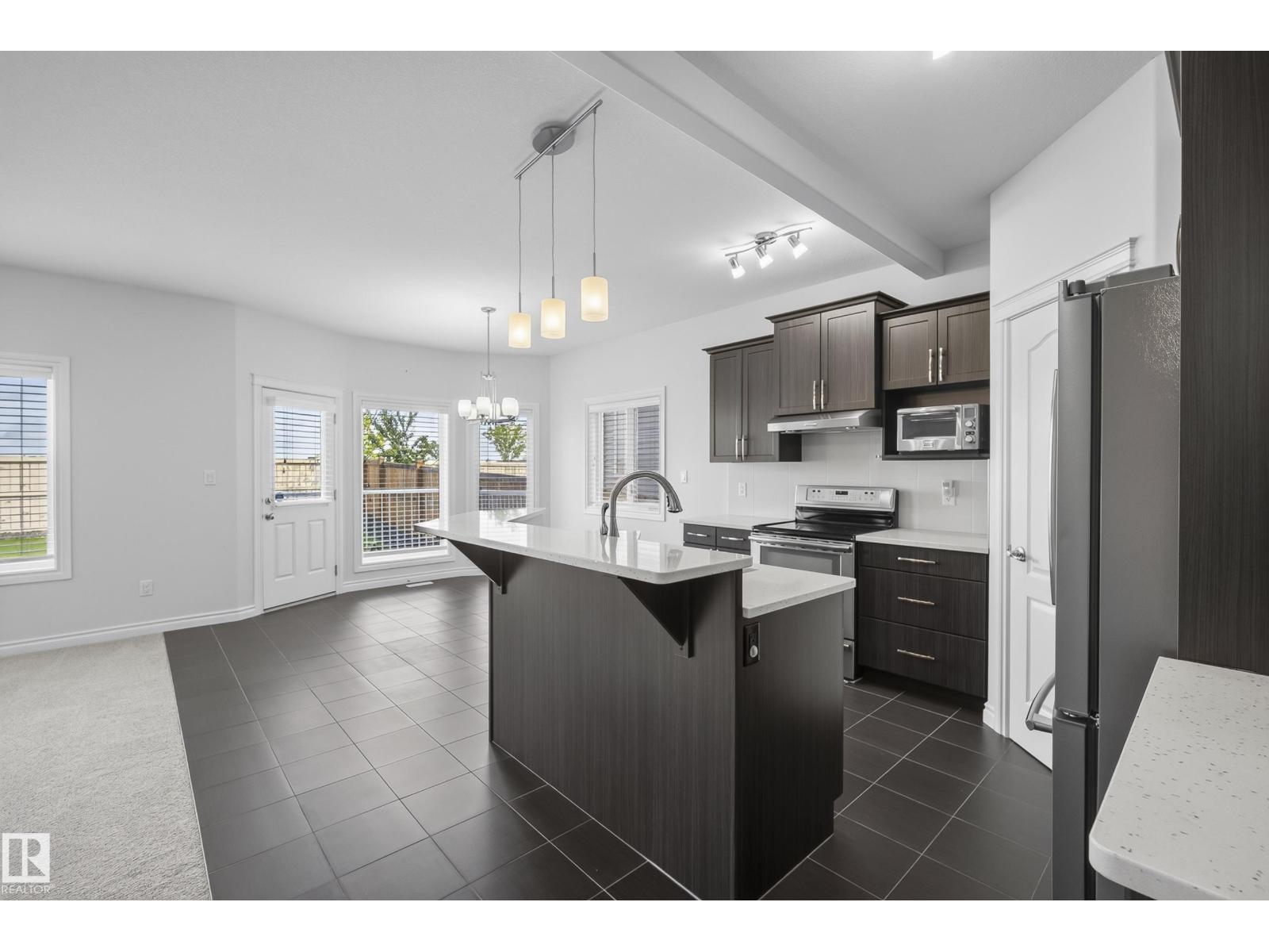 15852 10 Av Sw Property Photo 8