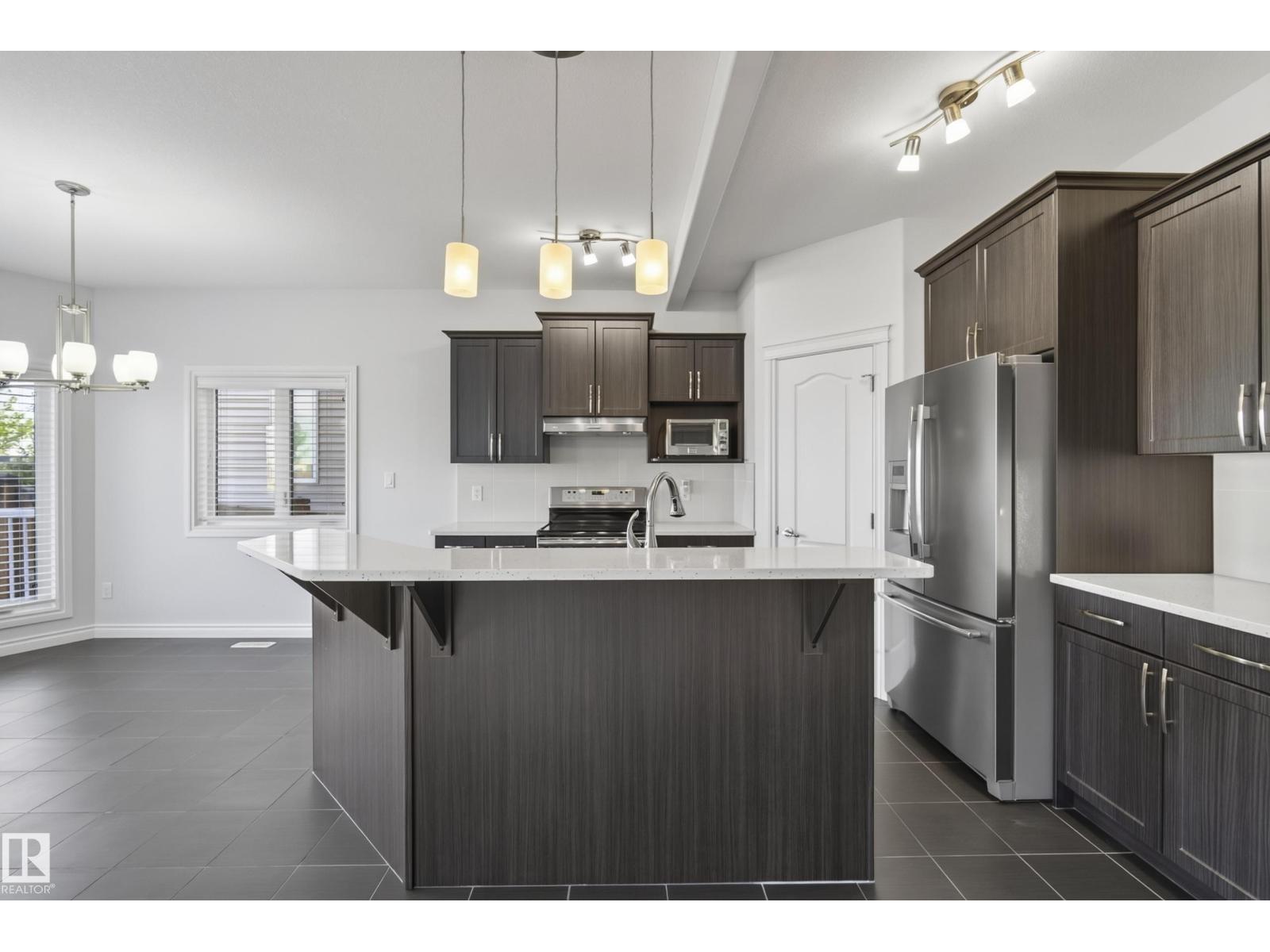15852 10 Av Sw Property Photo 9