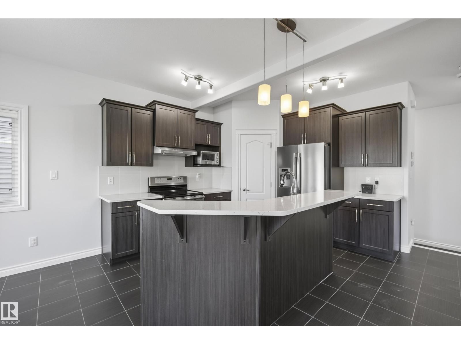 15852 10 Av Sw Property Photo 10
