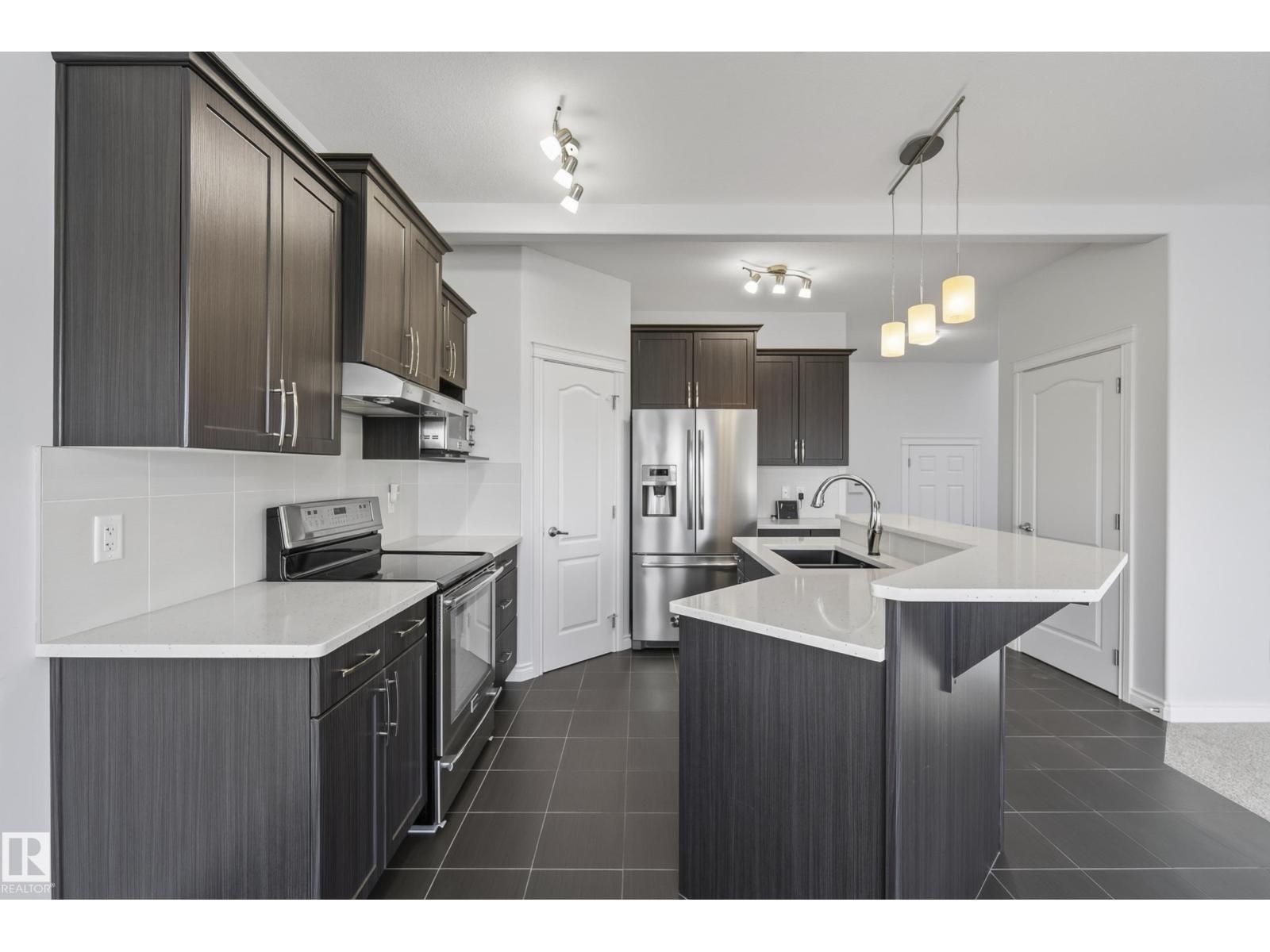 15852 10 Av Sw Property Photo 11