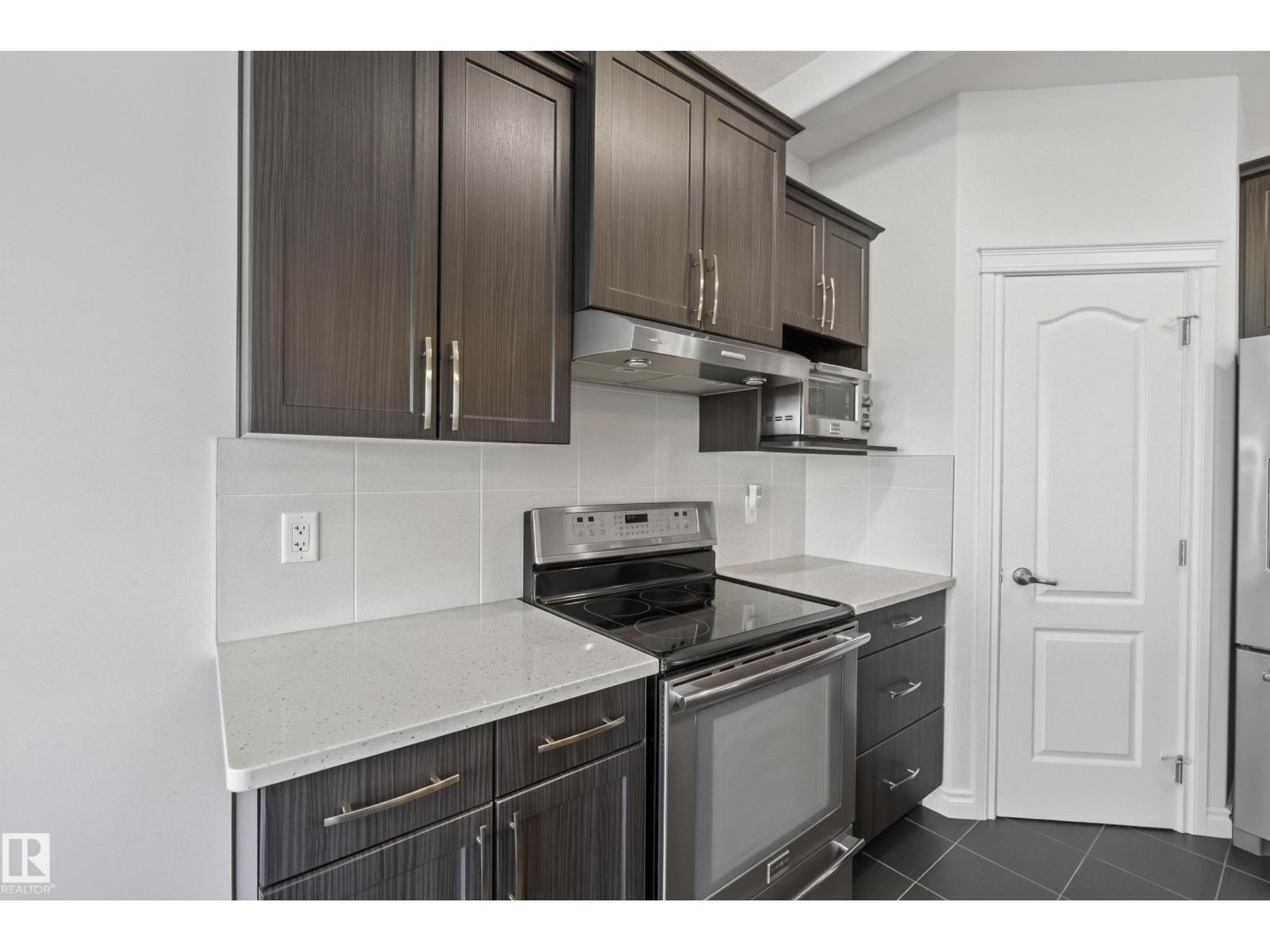 15852 10 Av Sw Property Photo 12