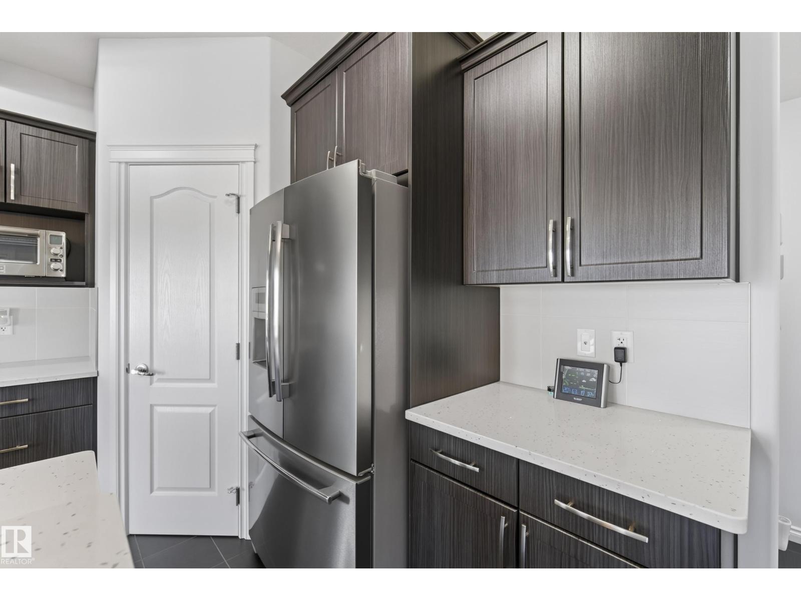 15852 10 Av Sw Property Photo 13