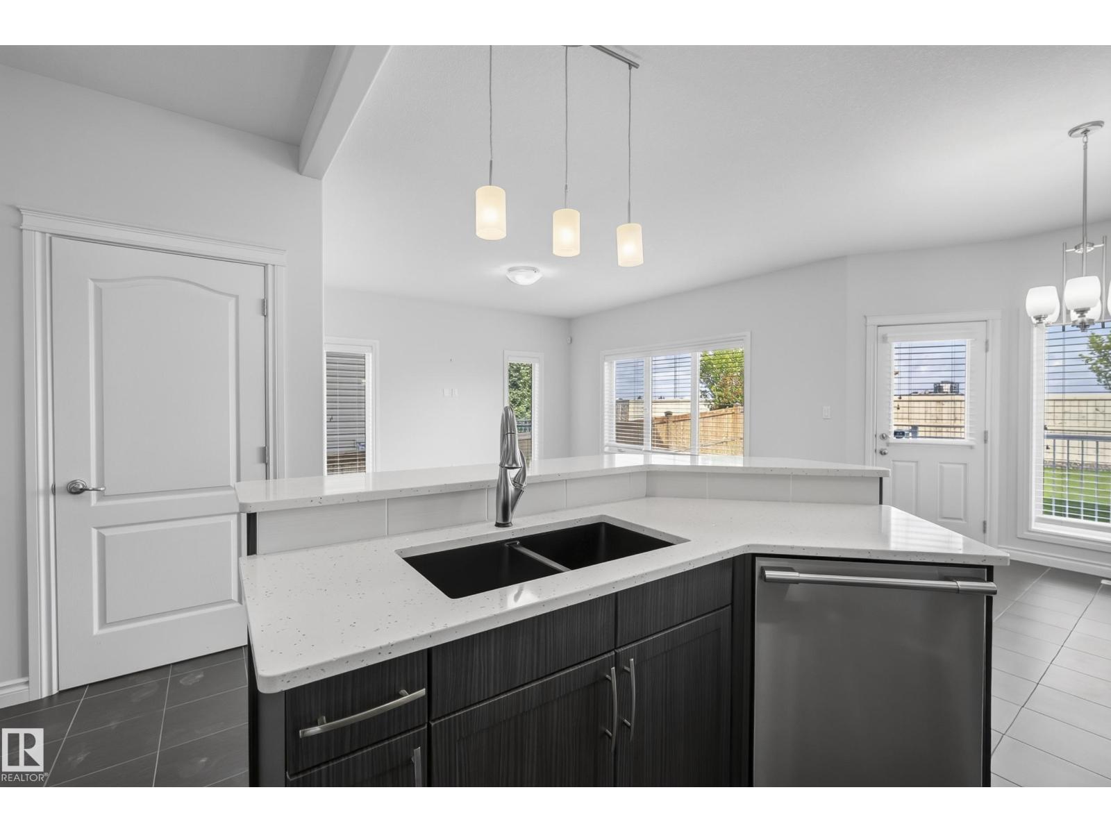 15852 10 Av Sw Property Photo 14
