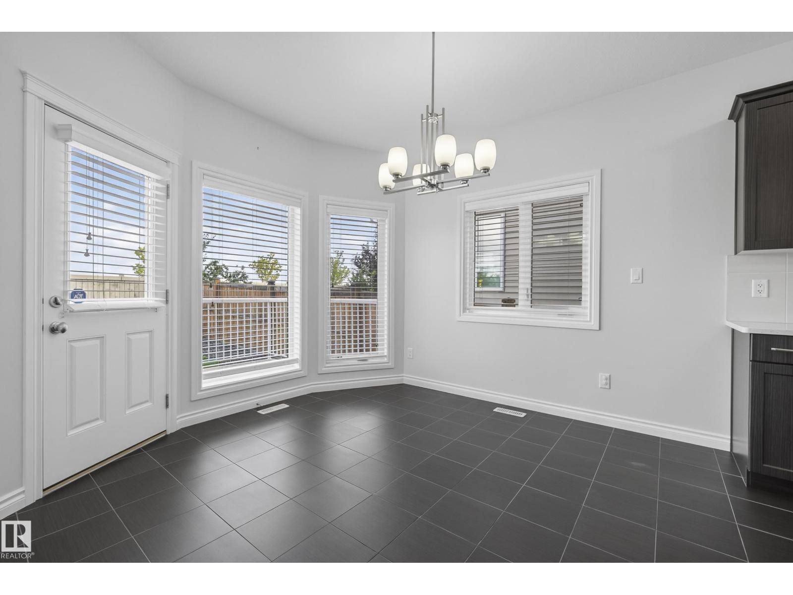 15852 10 Av Sw Property Photo 16