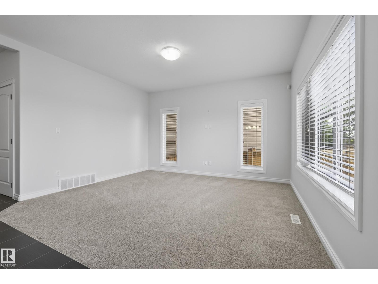 15852 10 Av Sw Property Photo 20