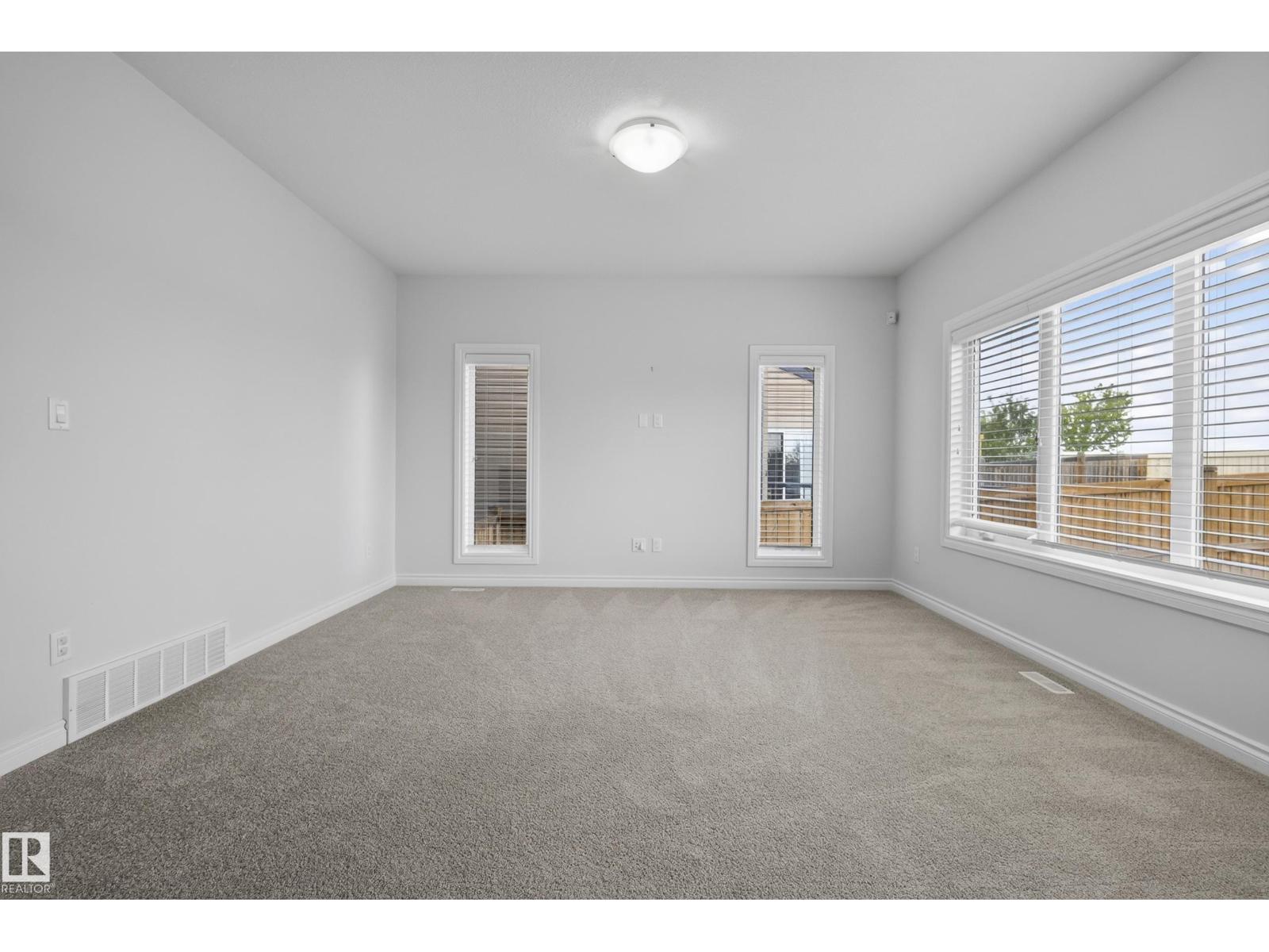 15852 10 Av Sw Property Photo 21