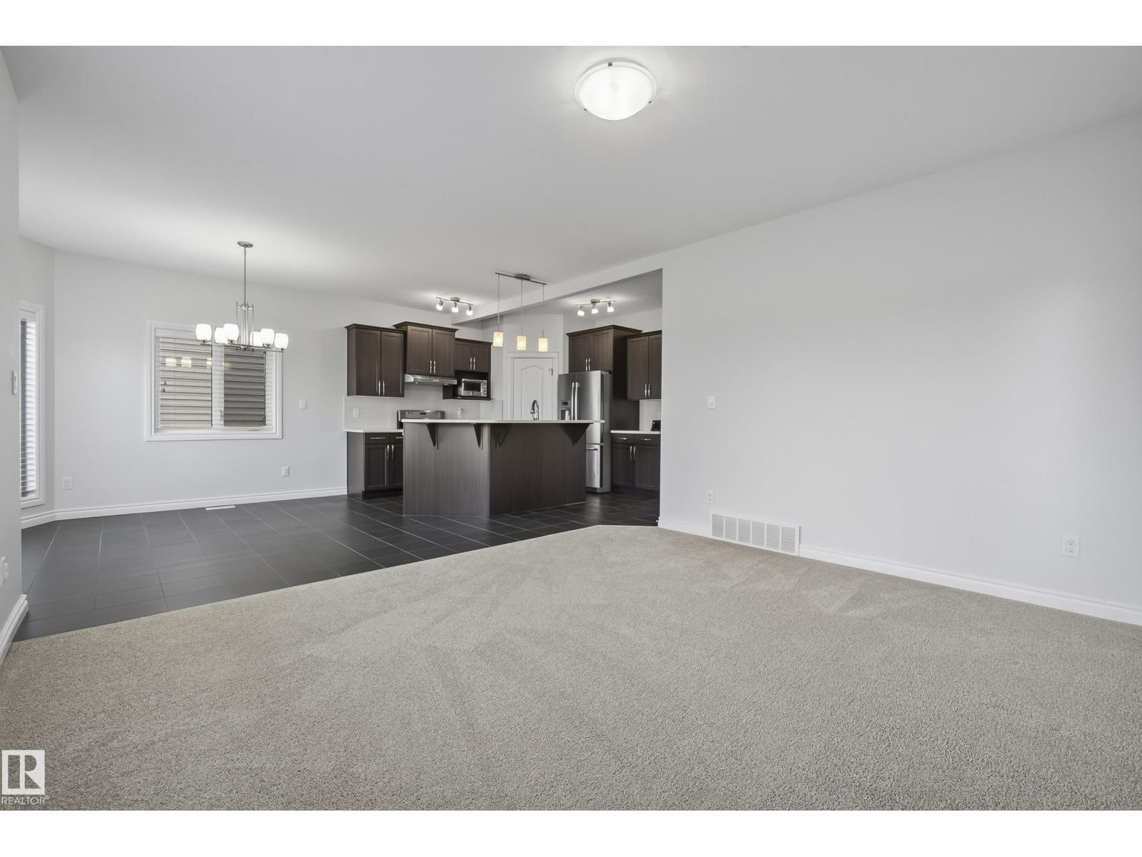15852 10 Av Sw Property Photo 23