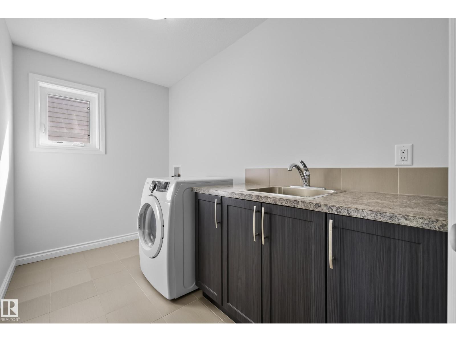 15852 10 Av Sw Property Photo 41