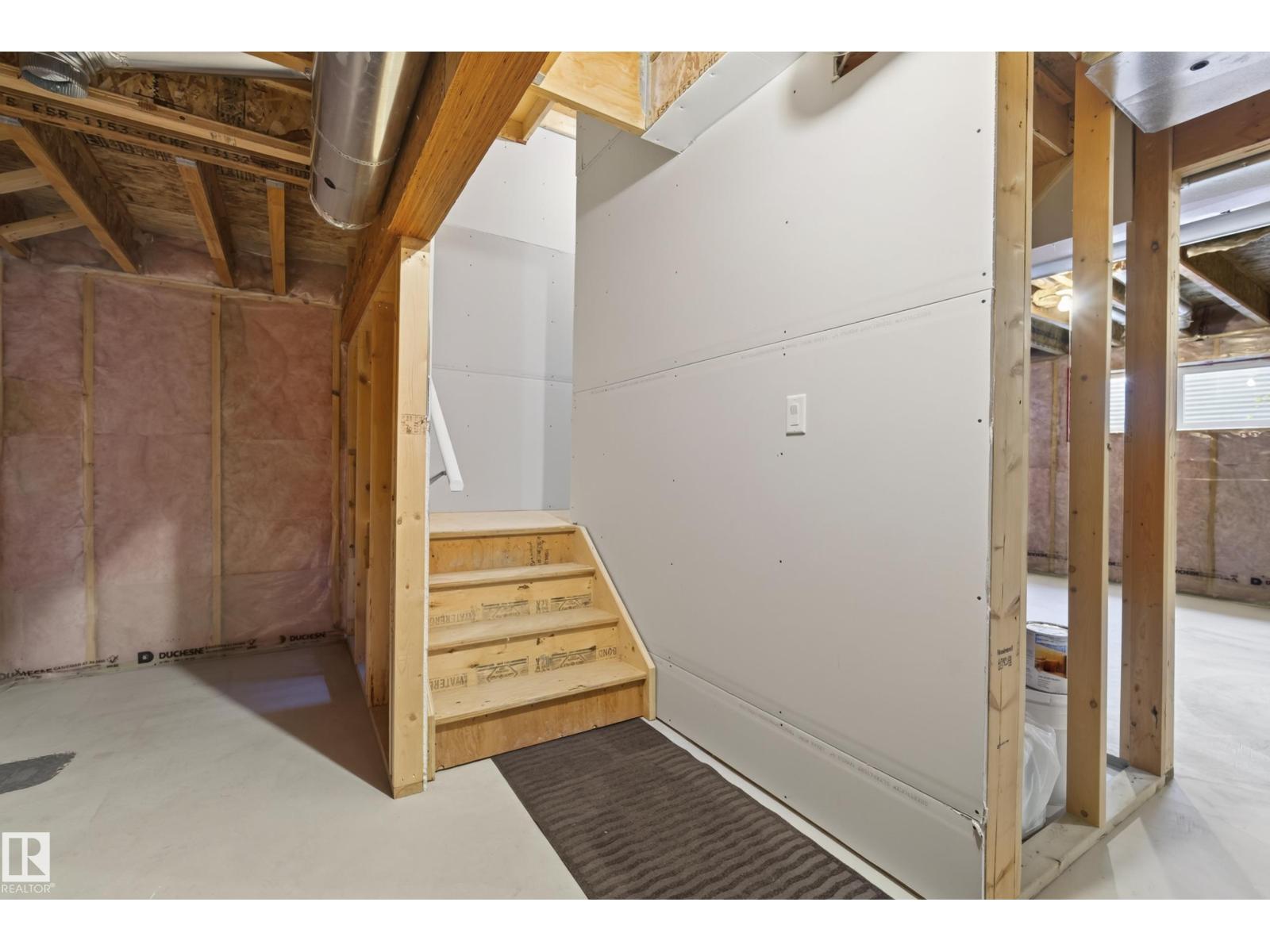 15852 10 Av Sw Property Photo 42