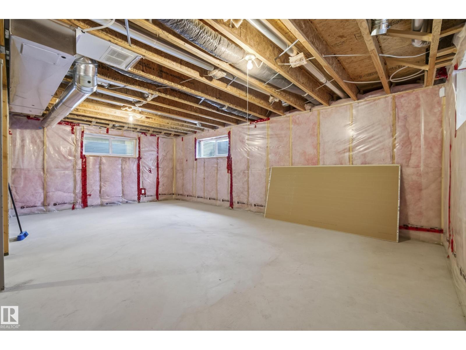 15852 10 Av Sw Property Photo 43