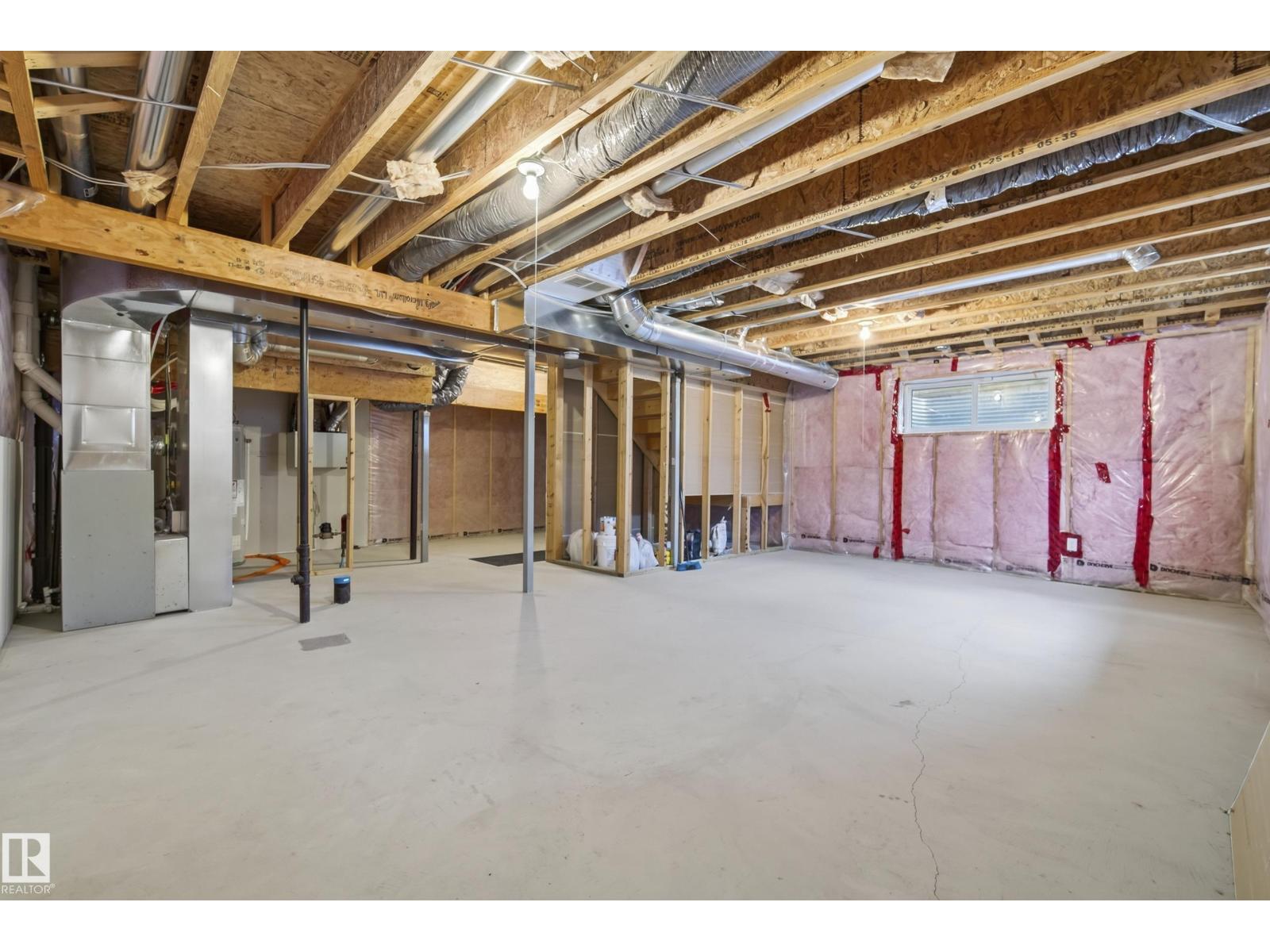 15852 10 Av Sw Property Photo 44