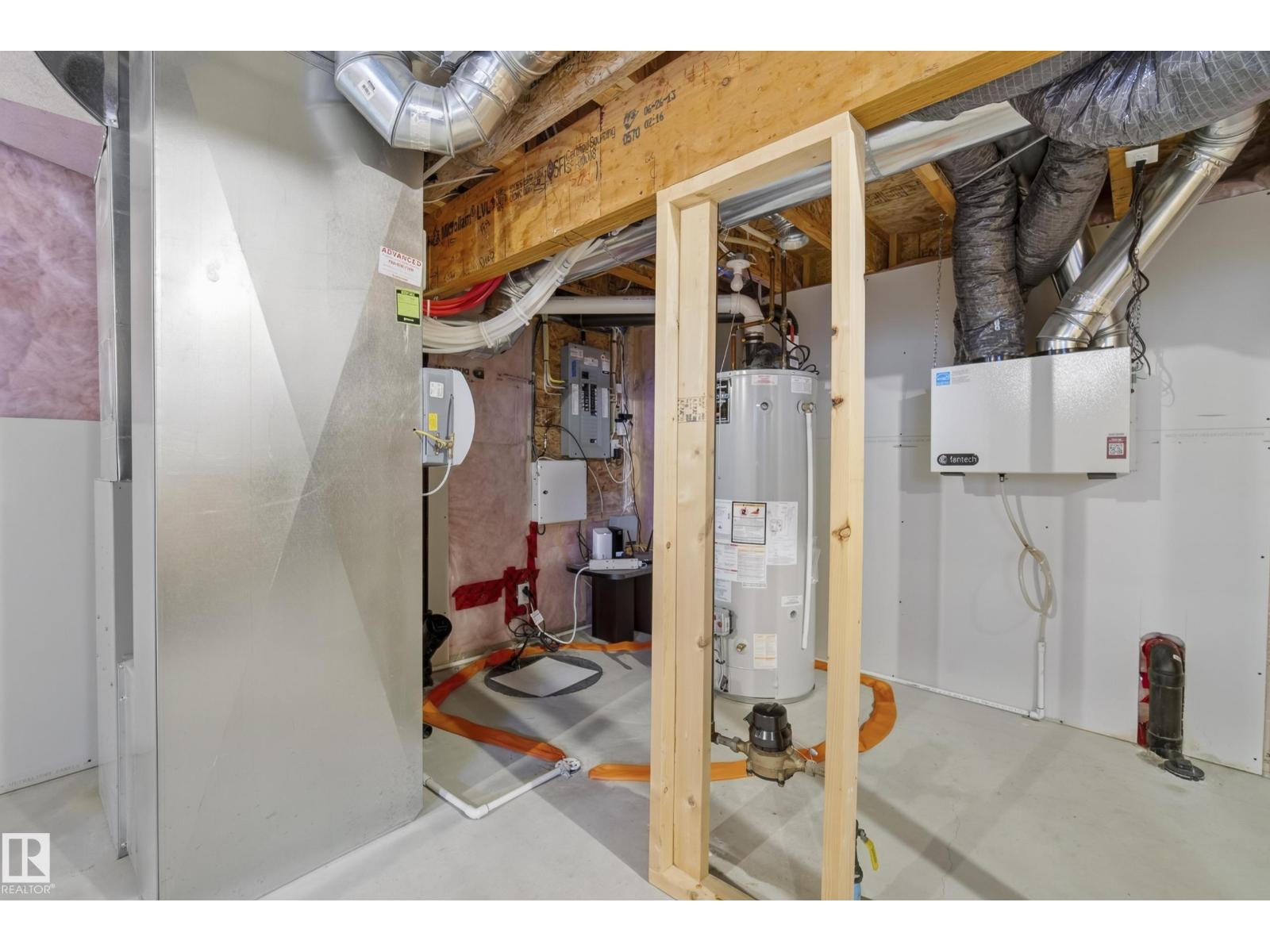 15852 10 Av Sw Property Photo 45