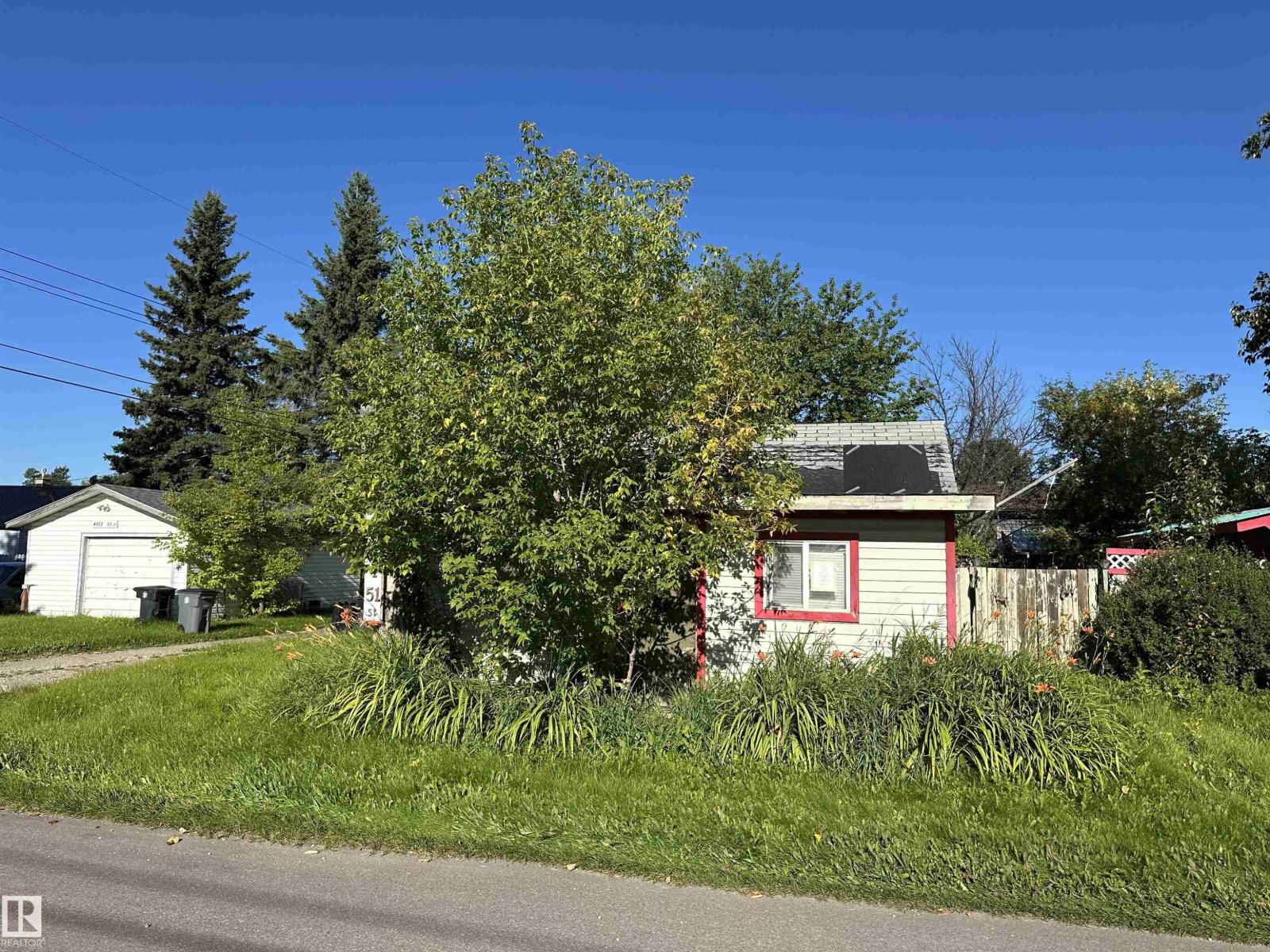 4804 51 St Property Photo 1