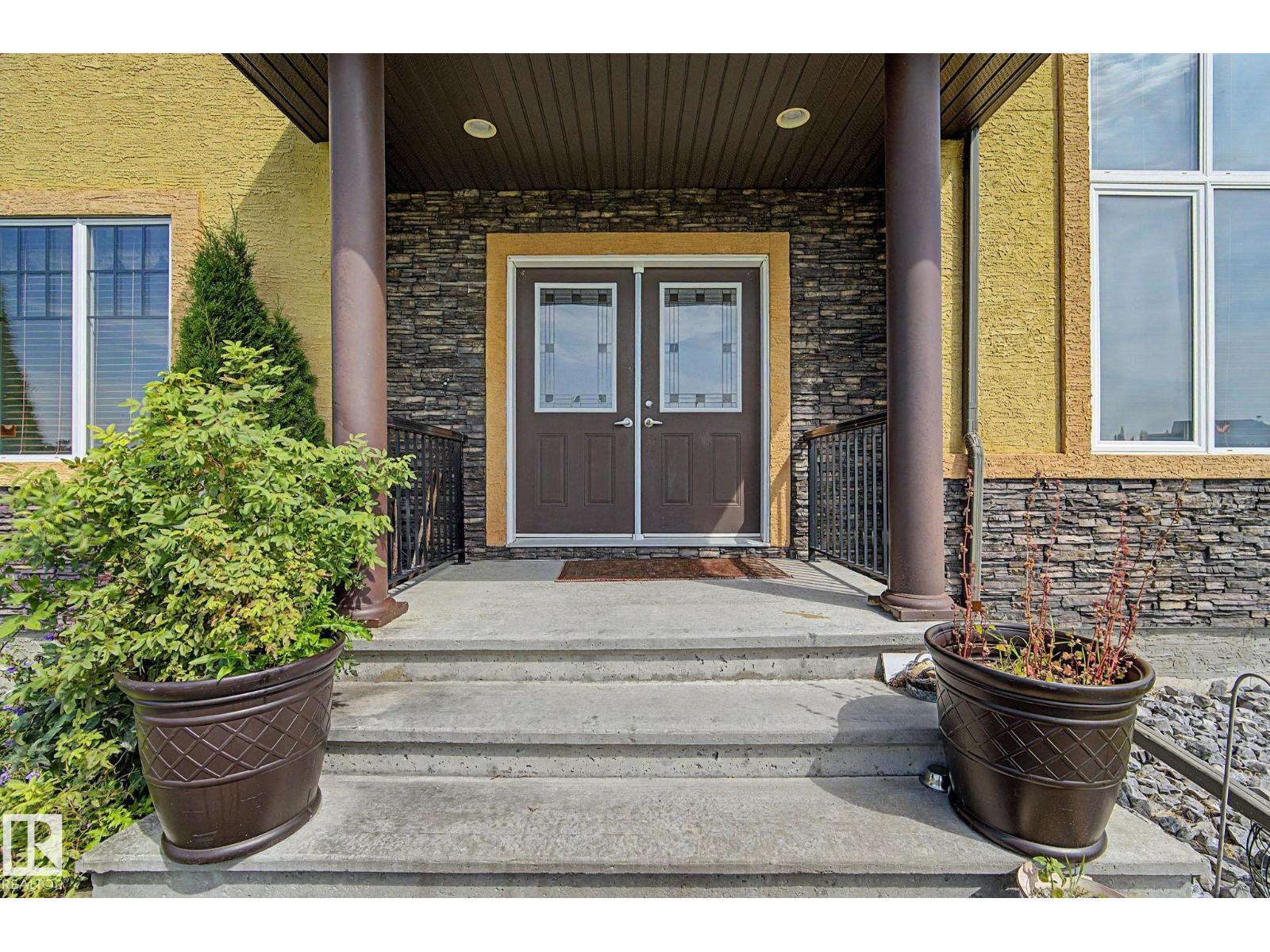 7245 2 St Sw Property Photo 2