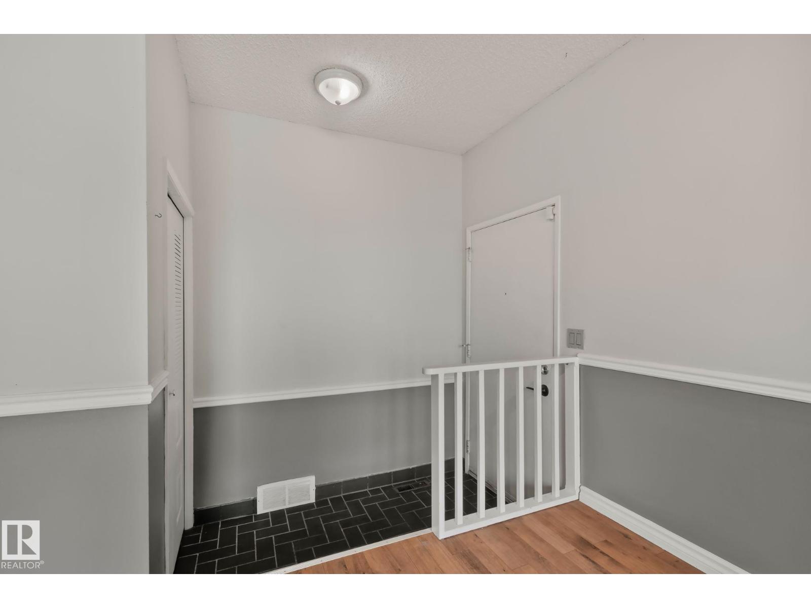 5111 40 Av Nw Property Photo 2