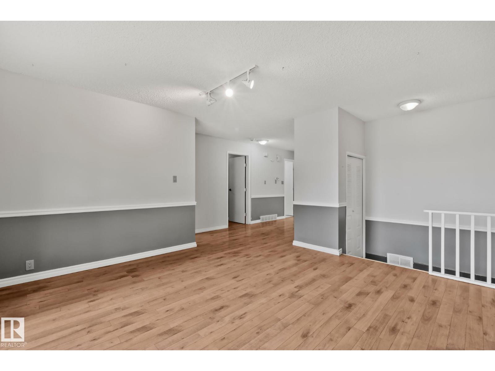 5111 40 Av Nw Property Photo 3