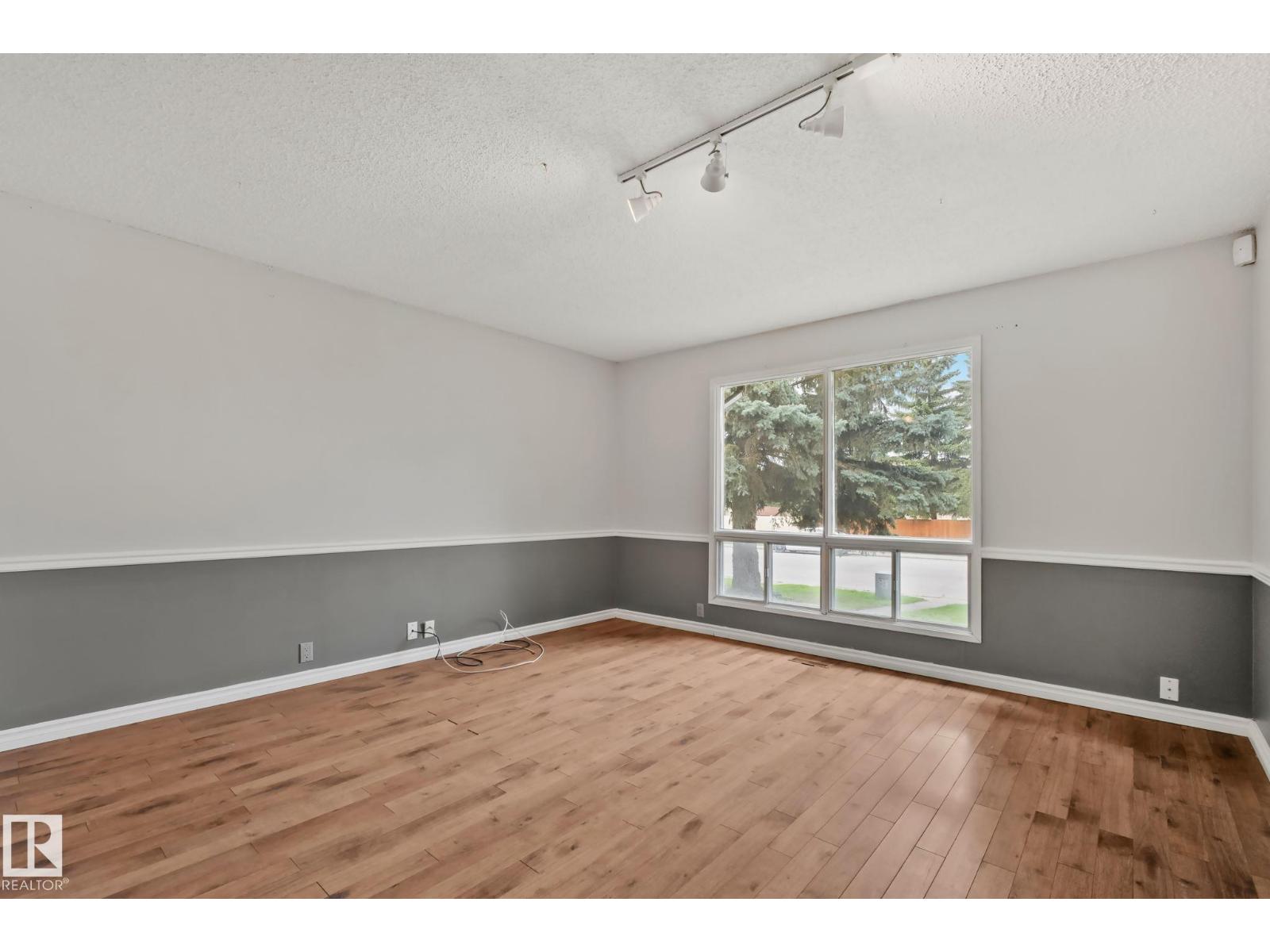 5111 40 Av Nw Property Photo 5