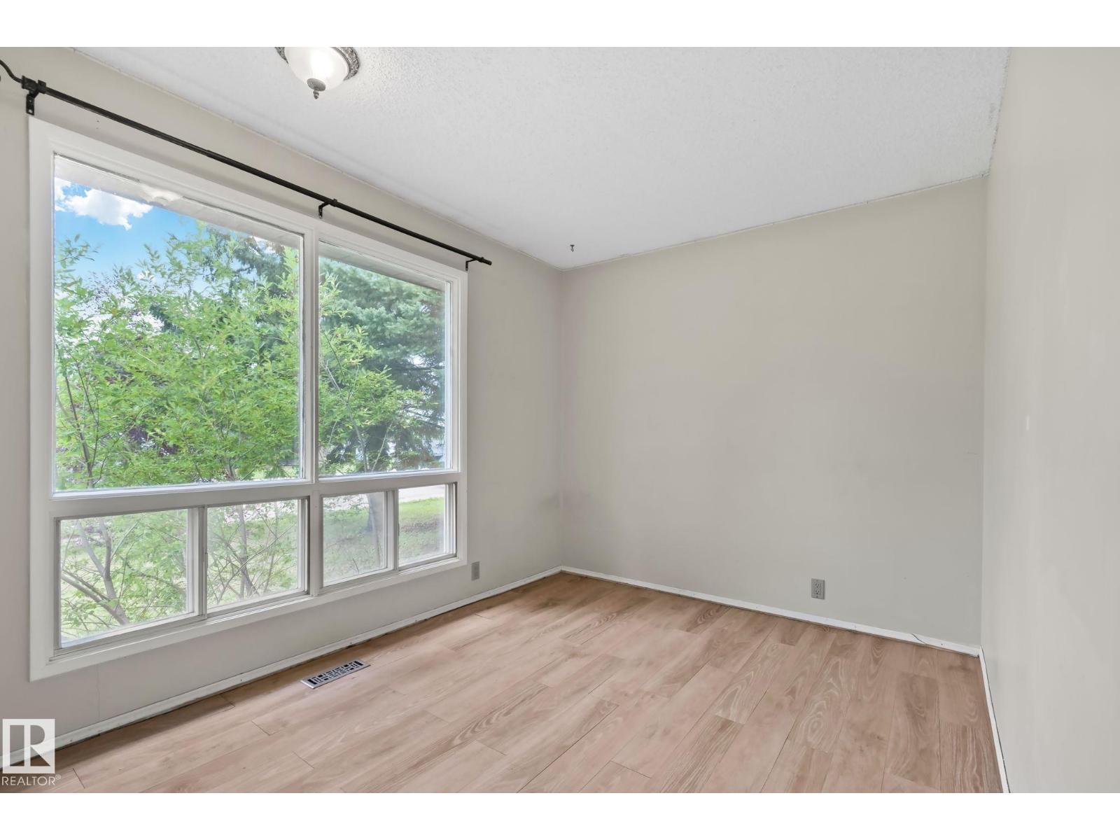 5111 40 Av Nw Property Photo 8