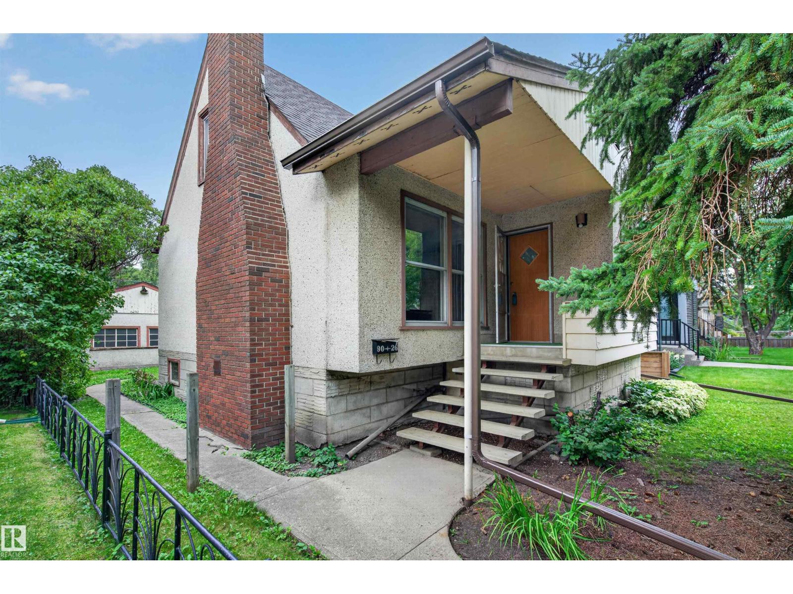 9026 92 St Nw Property Photo 2