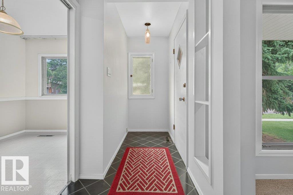 9026 92 St Nw Property Photo 3