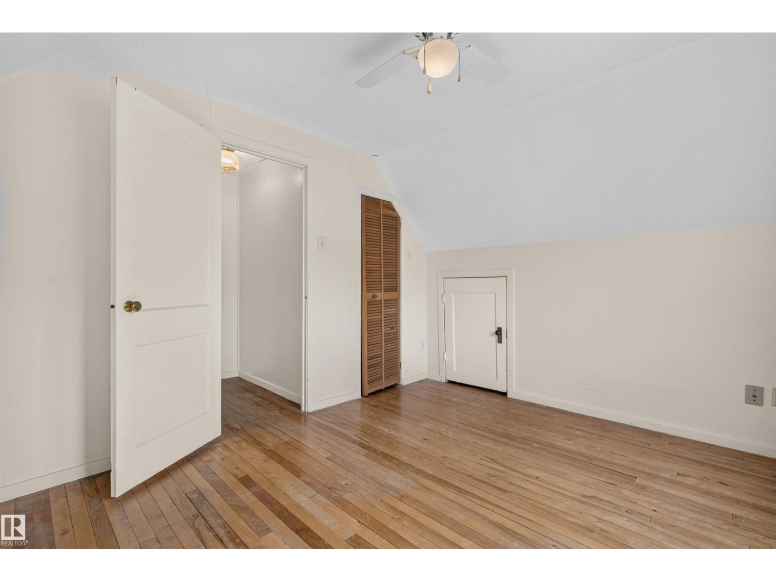 9026 92 St Nw Property Photo 17