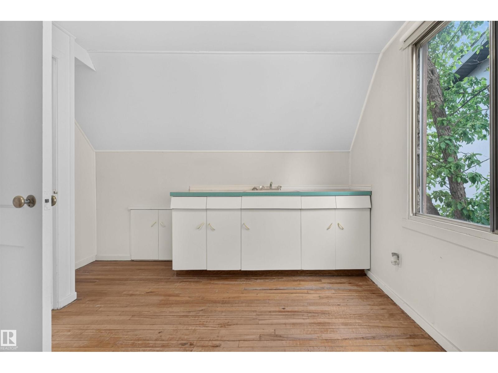 9026 92 St Nw Property Photo 18