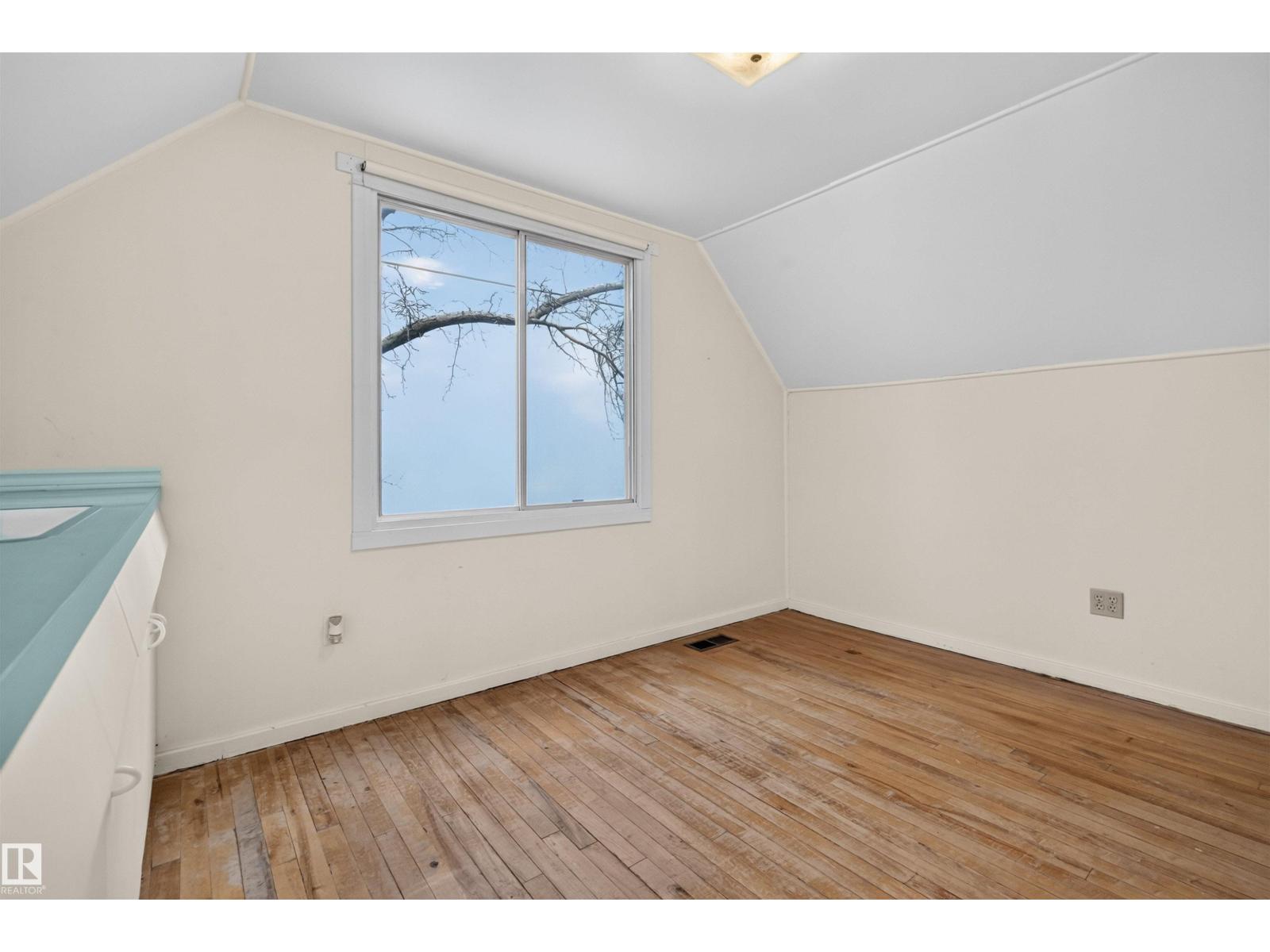 9026 92 St Nw Property Photo 19