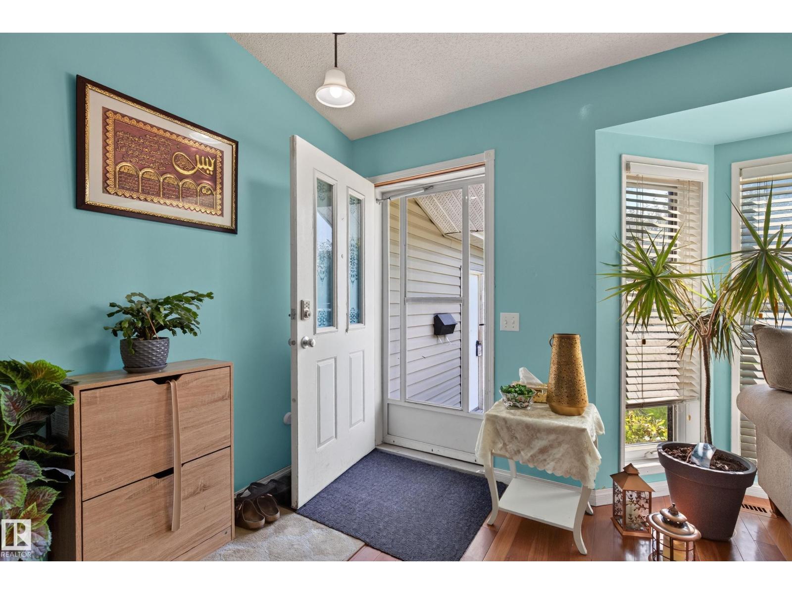 19040 70 Av Nw Property Photo 2